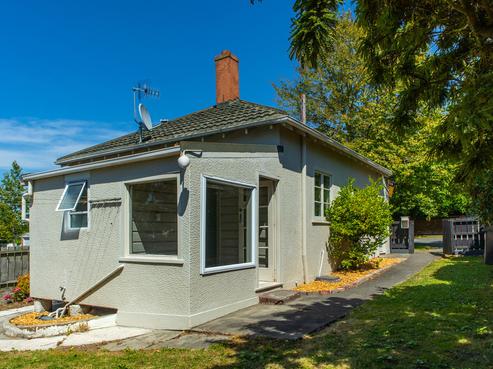 83 Avenue Road, West End