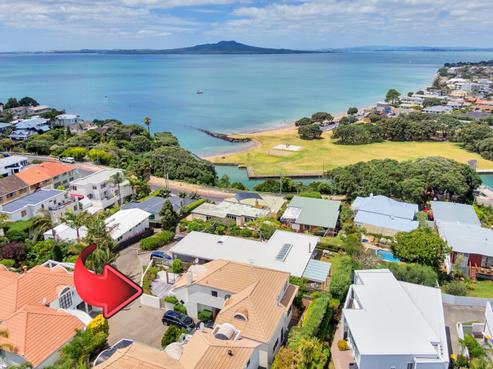 10 Beach Road, Castor Bay