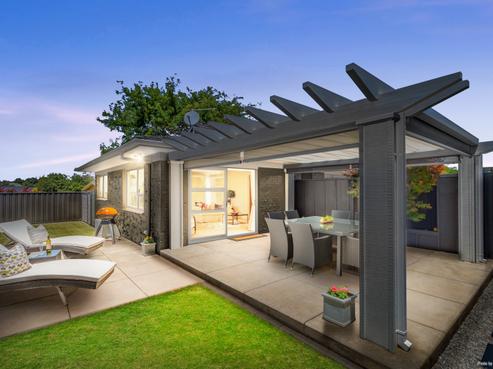 2/18 Whiteacres Drive, Sunnyhills