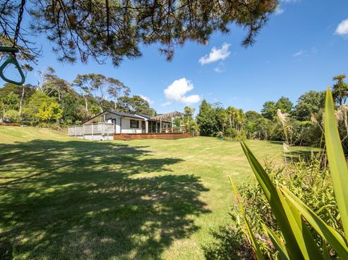8 Landing Road, Titirangi