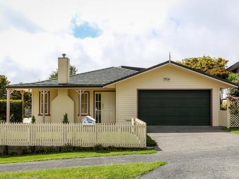 8 Maple Crescent, Whalers Gate