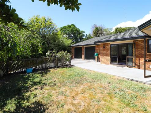 5 Aloma Way, Glenview