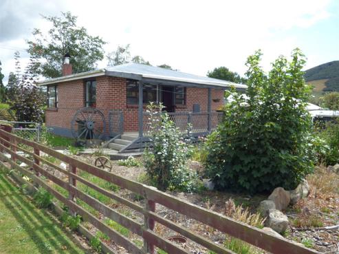 18 Main Road, Clinton and Surrounds