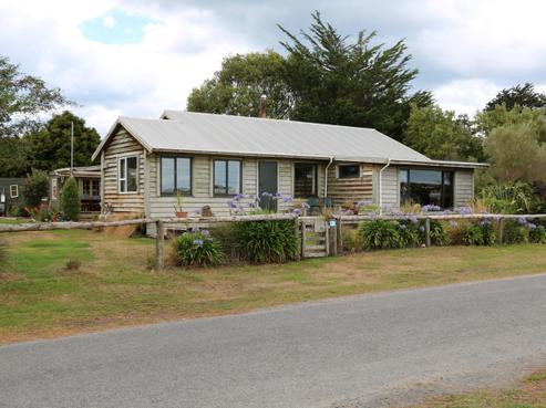 15 Surat Bay Road, Owaka