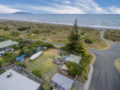 32 The Avenue, Otaki Beach