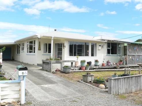 6 Hennessy Street East, Foxton Beach