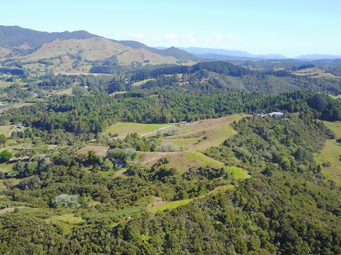 41 Cemetery Road, Takahue