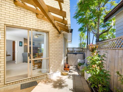 2/15 Stoneleigh Court, Sunnynook