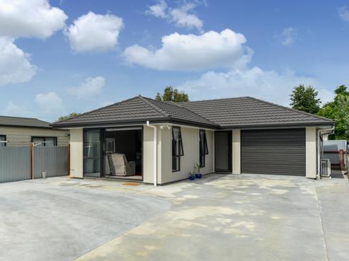 913 Dufferin Street, Akina