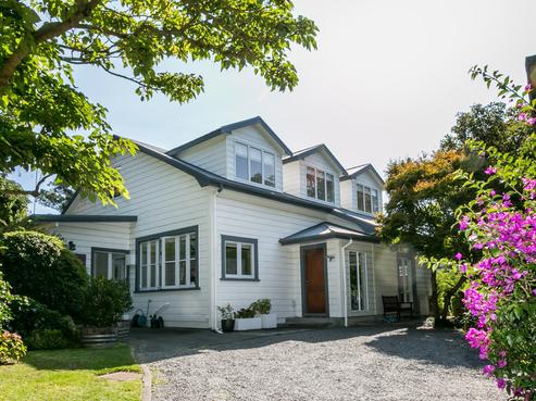 18 Burns Road, Napier Hill