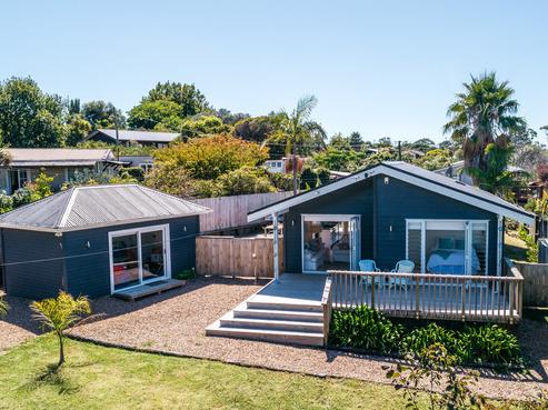 18 Tahatai Road, Oneroa