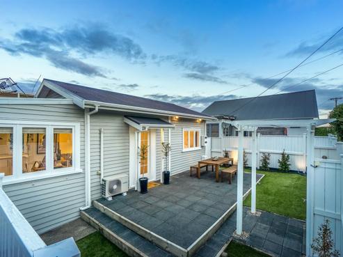 2/221 Onewa Road, Birkenhead