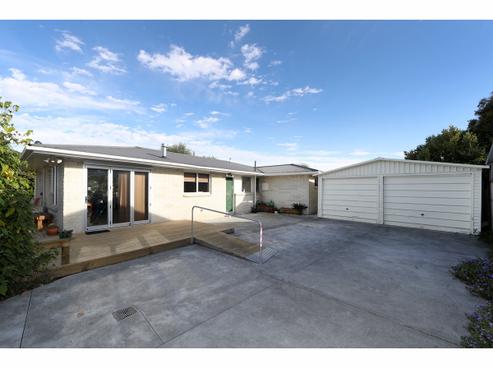 700 Oak Road, Akina