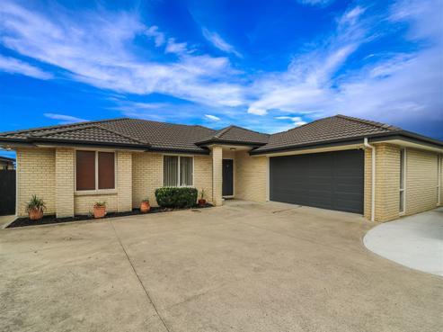 105 Farnborough Drive, Grandview Heights