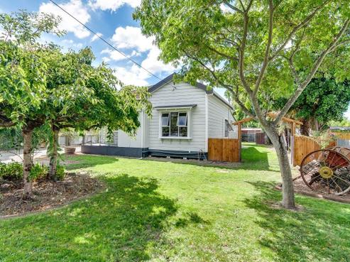 303 Frederick Street West, Mahora