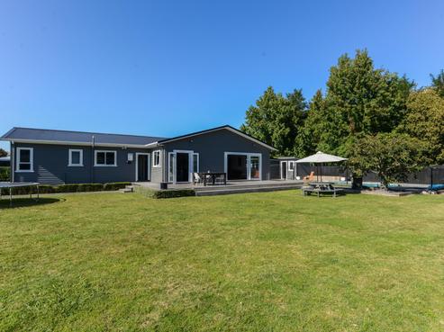 607 Hastings Street South, Akina