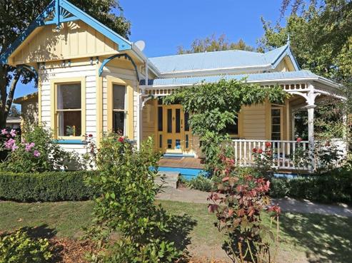 700 Queen Street East, Parkvale