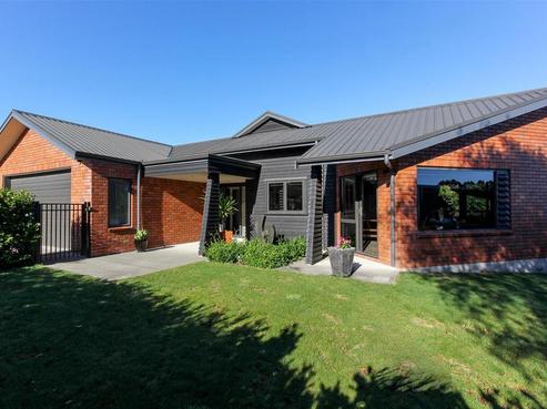 24 Redwood Crescent, Hurdon