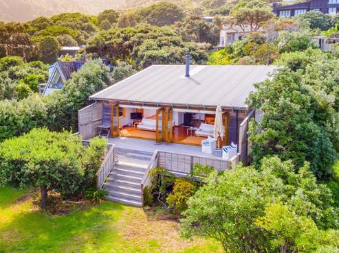 127 Marine Parade North, Piha