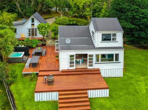 34 Domain Crescent, Muriwai