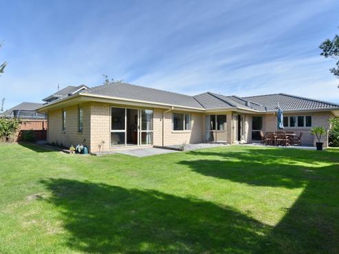 8 James Drive, Woodend