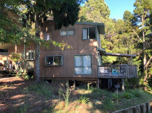 866 West Coast Road, Waiatarua