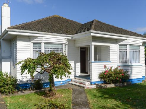 901 Clive Street, Akina
