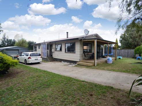 12 Lake Street, Takapau