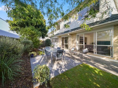 2/17 Headcorn Place, Botany Downs