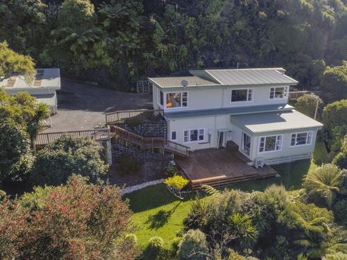 31 Rakeiora Grove, Korokoro