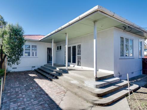 519 Frederick Street West, Mahora