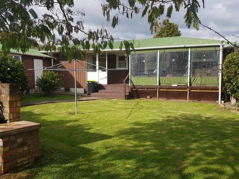 105 Abingdon Place, Thames