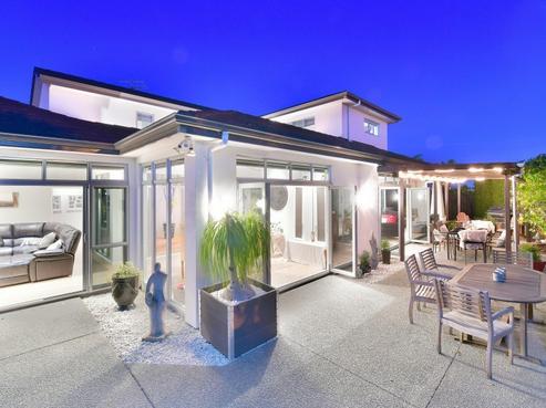 2 The Ritz, Orewa