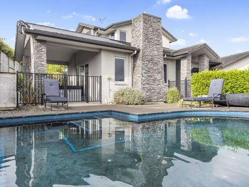 18 Compton Grove, Huntington