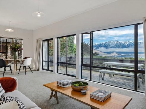 37B Greenstone Place, Fernhill/Sunshine Bay