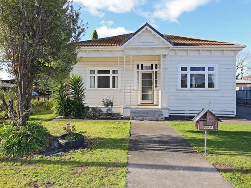 808 Dufferin Street, Akina
