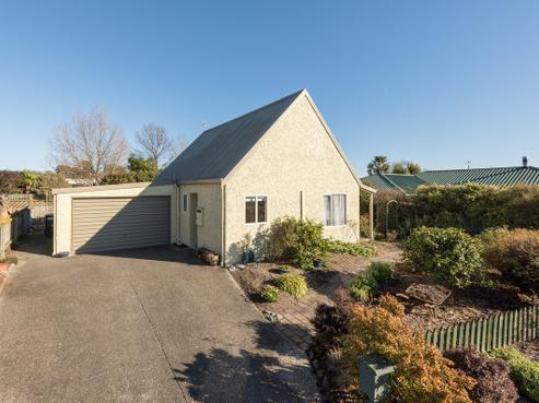 28 Maple Crescent, Richmond