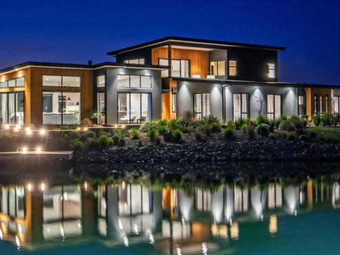 1 Waterton Point, Huntingdon/Lake Hood