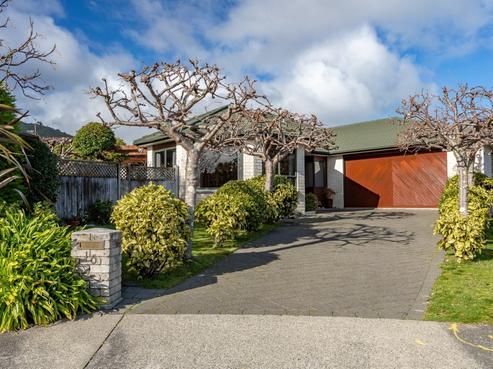 16 Runanga Grove, Waikanae