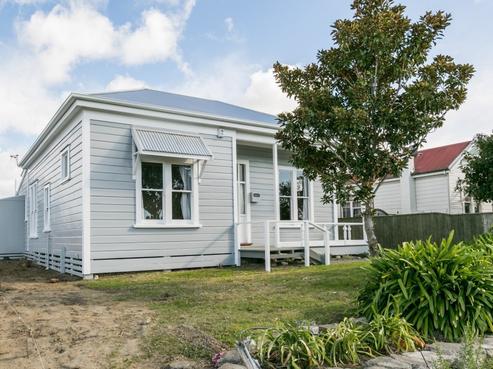 911 Lyell Street, Akina