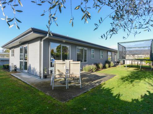 802A Dufferin Street, Akina