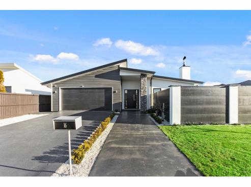 16 Little Oaks Drive, Yaldhurst