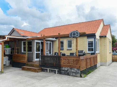 610 Hastings Street South, Akina