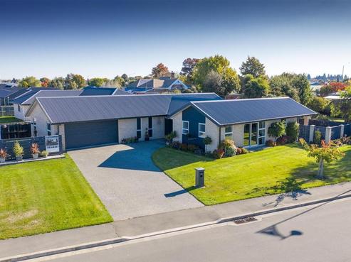 2 Magnolia Drive, Elgin
