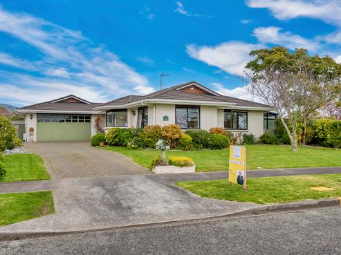 34 Cranbrook Grove, Waikanae