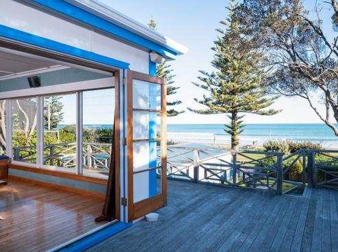 12 Makorori Beach Road, Pouawa