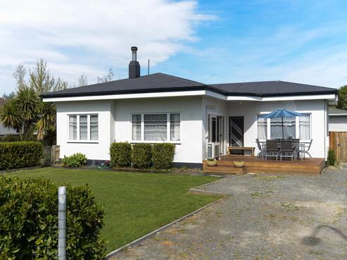 305 Murdoch Road East, Akina