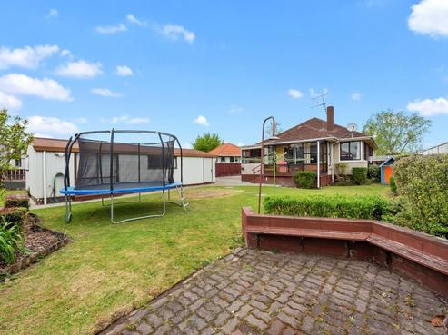 27 Montgomery Crescent, Bader