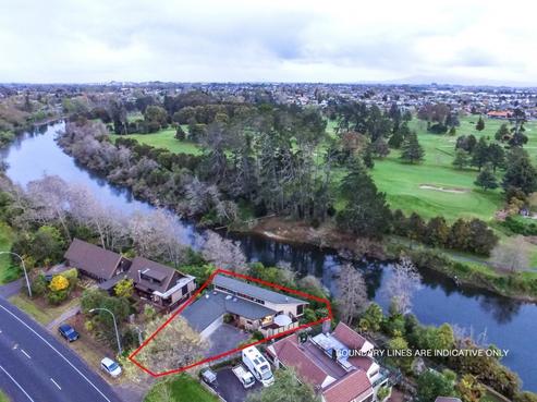 1001 River Road, Queenwood