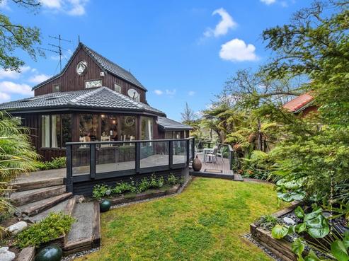 975 River Road, Queenwood
